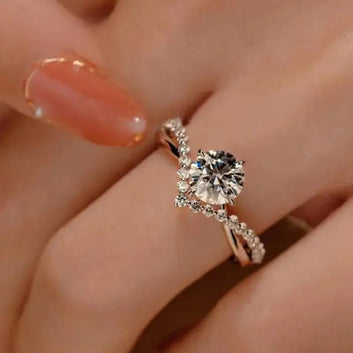 Eternal Radiance Moissanite Ring (1 carat)